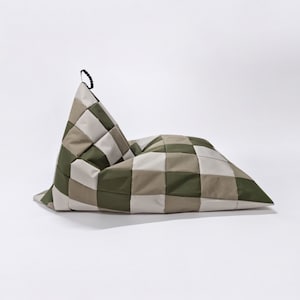 Peut inclure: Un pouf en forme de haricot de couleur beige et verte à carreaux avec une poignée noire.