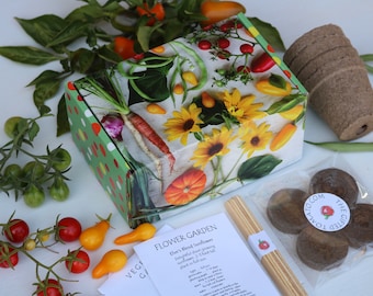 Puede incluir: Una caja de lunares verdes y blancos con una imagen colorida de verduras y flores. La caja contiene un kit de jardín de flores con instrucciones, macetas de turba y palos de madera. El kit incluye semillas de girasoles, tomates y pimientos.