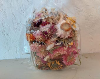 1 Bag of mixed Dried flowers, Strawflowers, Gomphrena, sunflowers, zinnia and other dried flower heads