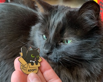 Pin de esmalte de gato con esmoquin