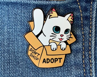 Pin de solapa de esmalte duro de gato blanco esponjoso adoptable
