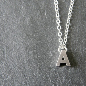Carta inicial pequeña un collar de plata, collar inicial personalizado, simple, moderno, todos los días, mamá y regalo de amigo