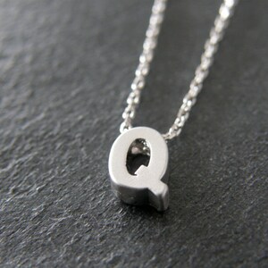 Letra inicial pequeña Q collar de plata, collar personalizado, regalos de dama de honor, simple, moderno, todos los días