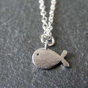Pequeño collar de ballena de plata, ballena, encanto de pescado, regalo para ella
