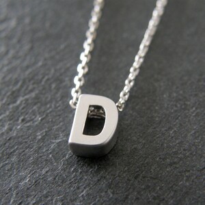 Letra inicial diminuta D collar de plata, collar personalizado, regalos de dama de honor, simple, moderno, todos los días