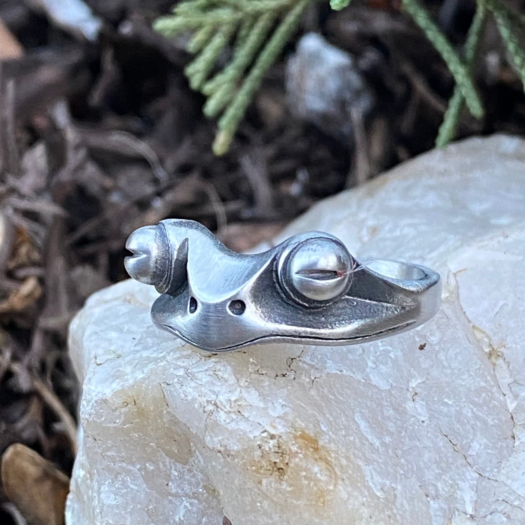 Frog eye ring deals