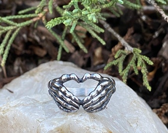 SR126. Skelett Herz Hände Ring Einzigartiger Hochwertiger 316L Edelstahl Ring. Unisex.