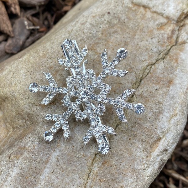 CC02. Snowflake Hair Clip w Swarovski Crystals, Scarf Pin, Hat Pin, Sweater Pin. Clip d’alligator. Noël d’hiver