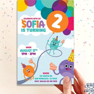Op de afbeelding: Een kleurrijke verjaardagsuitnodiging voor een meisje genaamd Sofia die twee jaar wordt. De uitnodiging toont een cartoonmonster dat een stuk taart vasthoudt en een ballon met het nummer 2 erop. De tekst op de uitnodiging luidt: "Vier met ons mee! Sofia wordt 2. Wanneer: 17 augustus 13:00-15:00 uur. Waar: 123 Simple Rd San Francisco, CA 94121. RSVP: Melisa 555-487-9876. Saady Design Studio.com. Digitaal downloaden."