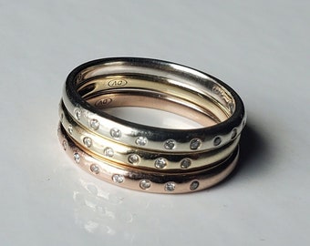3 stapelbare Ringbänder aus 9-karätigem Gold in drei Farben (je 1 aus Gelb-, Rosé- und Weißgold) mit Diamanten in Pavé-Fassung, Größen 7-3/4