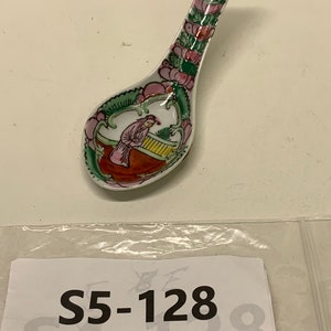set of 2 vintage porcelain pattern Chinese soup spoon hand painted  5.25 inches