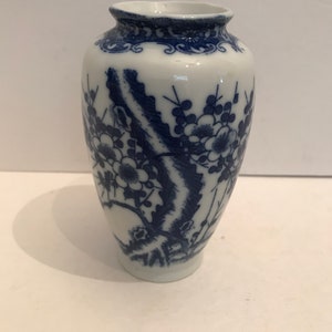 Beautiful vintage white and blue willow style mini vase/ ginger jar japan