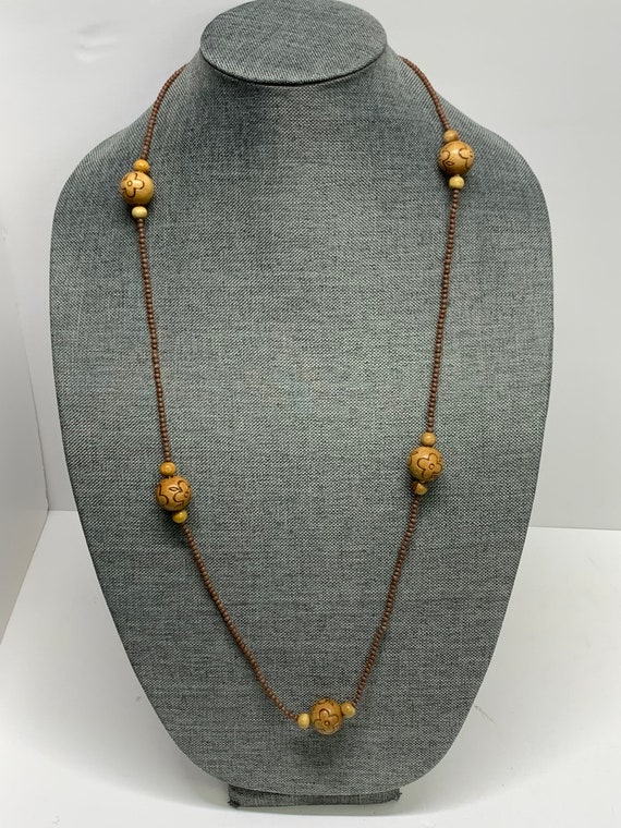 vintage dime store wooden bead necklace with floral pattern nos.