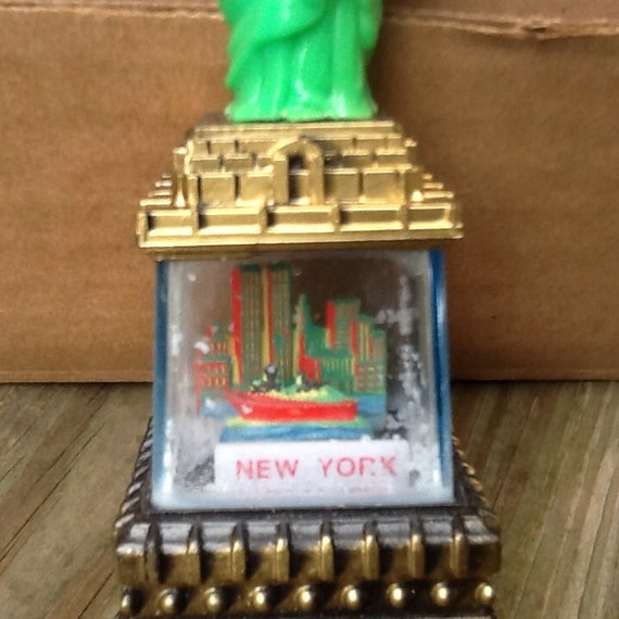 Vintage 1970s Statue of Liberty Snow Globe – New York City