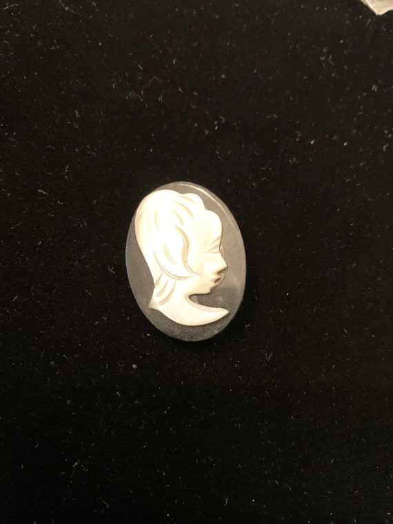 Vintage dime store mother of pearl cameo style pi… - image 1