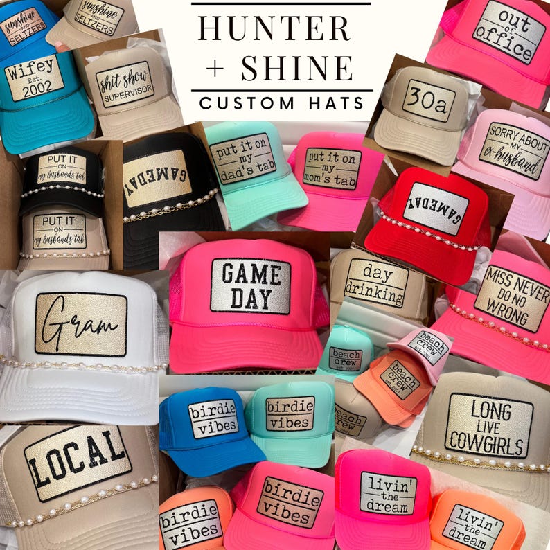 Puede incluir: Una colecci&oacute;n de sombreros personalizados en varios colores, incluyendo rosa, azul y blanco. Cada sombrero presenta un parche &uacute;nico con frases como "Game Day", "Birdie Vibes" y "Out of Office". Los sombreros est&aacute;n adornados con detalles de perlas.