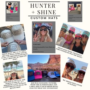 Puede incluir: Un collage que muestra gorras personalizadas con varios dise&ntilde;os y rese&ntilde;as de clientes. Las gorras presentan textos como "Oak Park Soccer" y "Vacay Mode". La imagen incluye fotos de clientes y comentarios positivos.