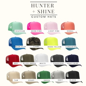 Puede incluir: Una colecci&oacute;n de gorras de camionero personalizadas en varios colores, incluyendo rosa ne&oacute;n, azul ne&oacute;n y camuflaje. Las gorras tienen una parte trasera de malla y un panel frontal s&oacute;lido. El texto en la parte superior dice "HUNTER + SHINE CUSTOM HATS."