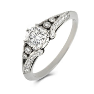 Vintage Art Deco Design Platinum Engagement ring