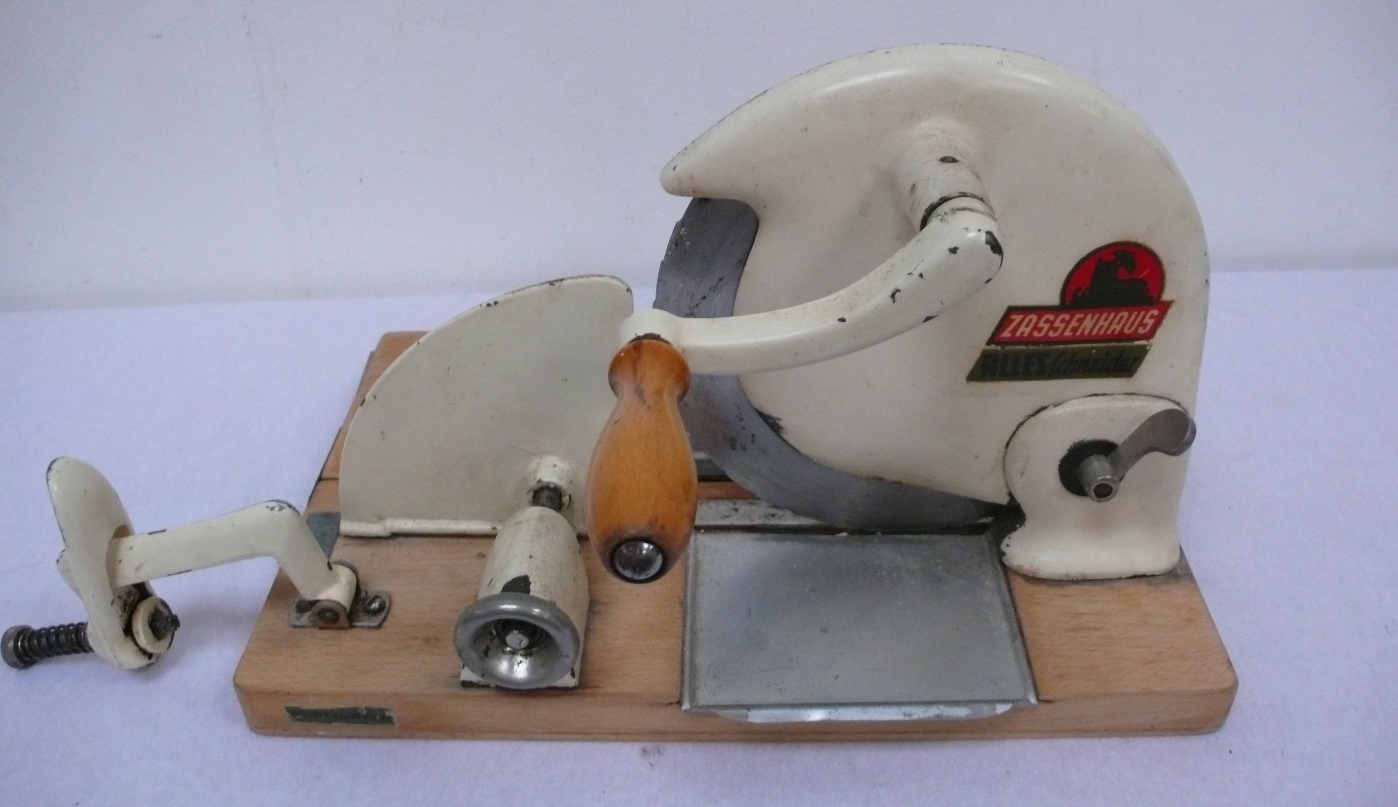 Zassenhaus - Bread slicing machine manually