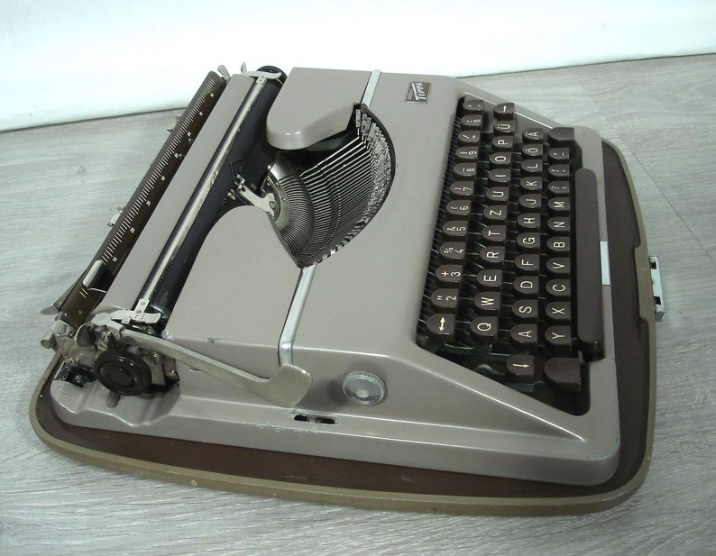 1954 Gossen Tippa B Typewriter called Pilot portable braun+taupe top working condition in case Germany