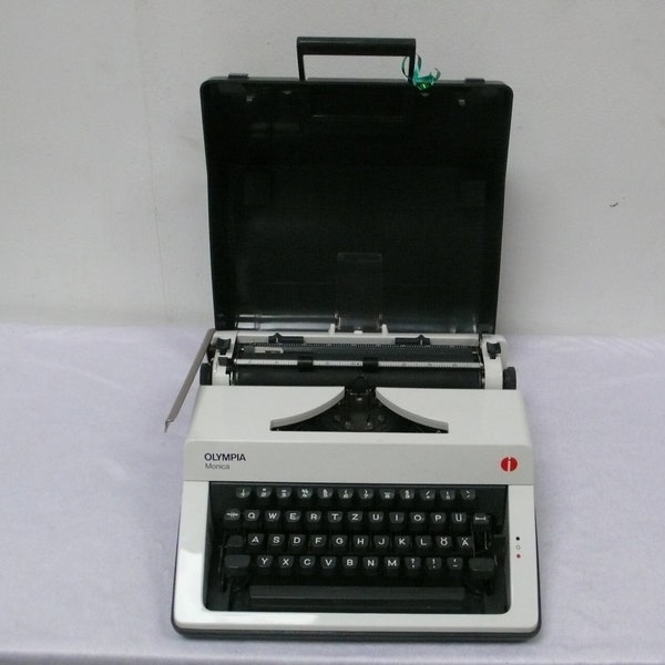 Reise Schreibmaschine Olympia Monica mit Koffer 1979, Schwarz + Weiß, sehr gute Funktion, Made in UK