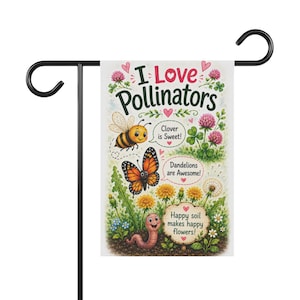 Puede incluir: Una bandera de jardín rectangular colgada en un soporte de metal negro. La bandera presenta una abeja, una mariposa y un gusano de dibujos animados con el texto: I Love Pollinators, Clover is Sweet!, Dandelions are Awesome!, Happy soil makes happy flowers!