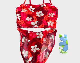 Könnte beinhalten: Roter und weißer Bikini-Oberteil und -Unterteil mit Blumenmuster und Rüschenbesatz. Der Bikini ist mit "Malibu Dream Girl" gekennzeichnet.