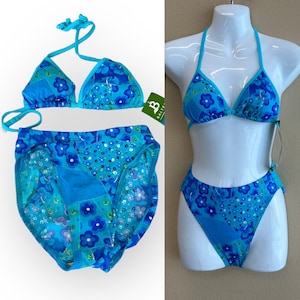 Puede incluir: Un bikini de estampado floral azul y verde con top triangular y parte de abajo de talle alto. El bikini es nuevo con etiquetas.