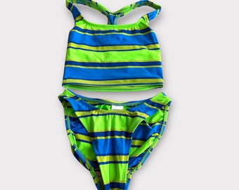 Könnte beinhalten: Zweiteiliges Badeanzug-Set mit blau-grünem Streifenmuster. Das Oberteil hat ein Racerback-Design, und die Unterteile sind ein klassischer Bikini-Schnitt. Der Badeanzug ist aus leichtem, dehnbarem Material.