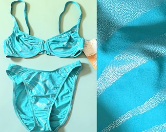 Bikini vintage de los años 80 y 90 de Malibu California, color turquesa metalizado, estampado de cebra plateada, con aros, talle alto y corte de pierna grande.