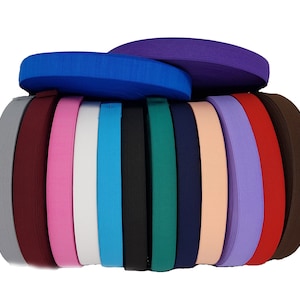 Può includere: Assortimento di 14 elastici in vari colori, tra cui grigio, bordeaux, rosa, bianco, turchese, nero, verde, blu navy, pesca, lavanda, rosso, marrone, viola e blu.