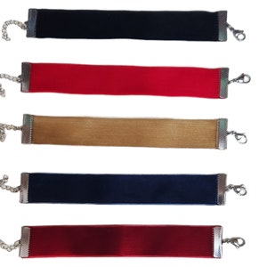Puede incluir: Cinco collares gargantilla de cinta de terciopelo con cadena y cierre de plata. Los colores son negro, rojo, dorado, azul marino y burdeos.
