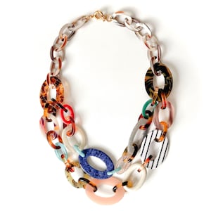 Colar de corrente grossa e colorida com chifre e tartaruga, joia marcante feita à mão com acetato italiano vintage.