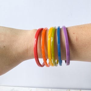 Juego de 6 pulseras apilables delgadas de acetato italiano con diseño ombré arcoíris /Hechas a mano en EE. UU./