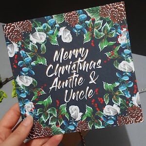 Tarjeta de Navidad personalizada con follaje navideño de lujo