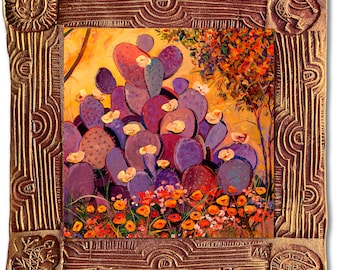 Könnte beinhalten: Ein gerahmtes Gemälde einer Wüstenlandschaft mit violetten Feigenkaktuspflanzen und orangefarbenen Blüten. Der Rahmen ist golden mit komplizierten Designs.