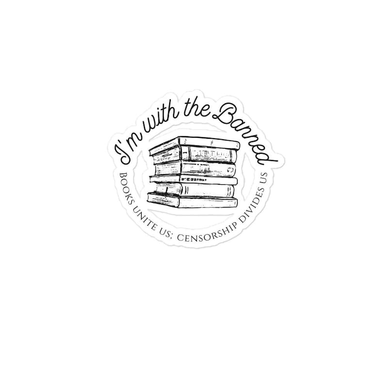 Pode incluir: Etiqueta preta e branca com o texto "I'm with the Banned" em um c&iacute;rculo. O texto "Books Unite Us: Censorship Divides Us" tamb&eacute;m est&aacute; no c&iacute;rculo. Uma pilha de livros est&aacute; no centro do c&iacute;rculo.