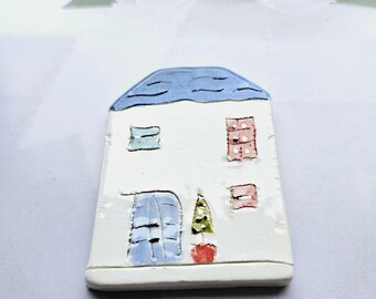 Magnete da frigo a forma di casetta in miniatura, ceramica fatta a mano, cottage blu, decorazione per la cucina, regalo