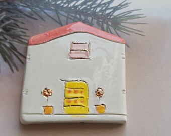 Imán para nevera con forma de casa de cerámica hecha a mano: casa de arcilla en miniatura única con detalles dorados, decoración de cocina