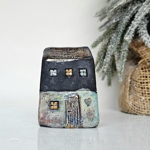 Casa de cerámica cocida al estilo Raku: esmalte verde cobre negro, arte croata.