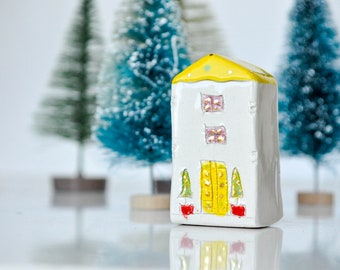 Maison miniature au toit jaune avec des détails dorés, céramique peinte à la main - Fait main en Croatie Maison souvenir de voyage, maison avec de l'or
