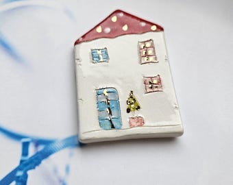 Imán de nevera de cerámica hecho a mano con forma de casa: decoración de cocina croata