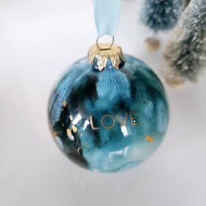 Handgemachter Keramik Weihnachtsanhänger: Blau & Smaragd mit goldener LOVE Schrift