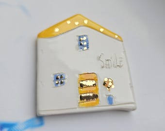 Imán de nevera con forma de casa de cerámica: miniatura de arcilla hecha a mano, Croacia