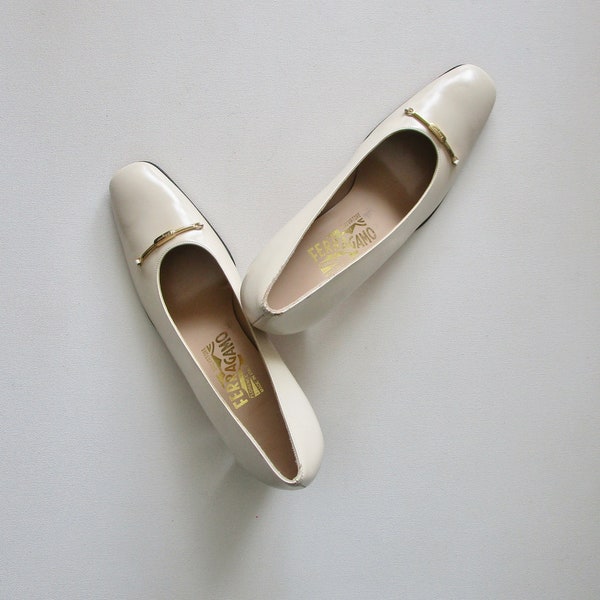 Salvatore Ferragamo Ivory Pumps 2.5 Inch Heel 8 1/2 3 A, Vintage 1980s Off White Italian Designer Shoes with Brass Detail