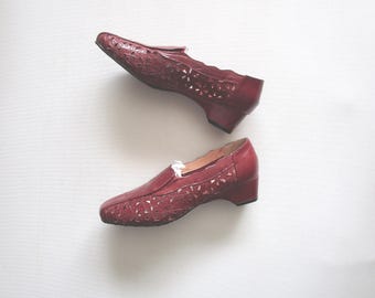 1970s Maroon Slip Ons, Vintage BEACON Burgundy Loafers 8 M, Cut Out Detail