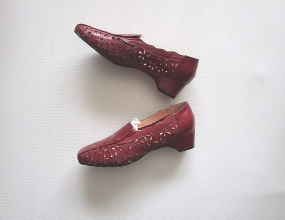 1970s Maroon Slip Ons, Vintage BEACON Burgundy Loafers 8 M, Cut Out Detail