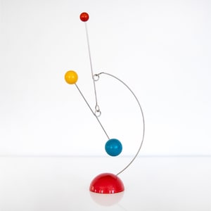 Móvel de mesa vermelho, amarelo e azul-petróleo, estável em pé, arte moderna de meados do século com base de aço pesado, decoração para casa em metal - 9 polegadas