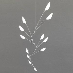 Grande móbile branco suspenso, escultura de arte suspensa moderna de meados do século